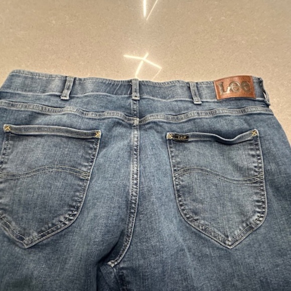 Men's Lee Extreme Motion Athletic Fit Tapered Leg 38x30 Medium Wash Jeans - Picture 4 of 8